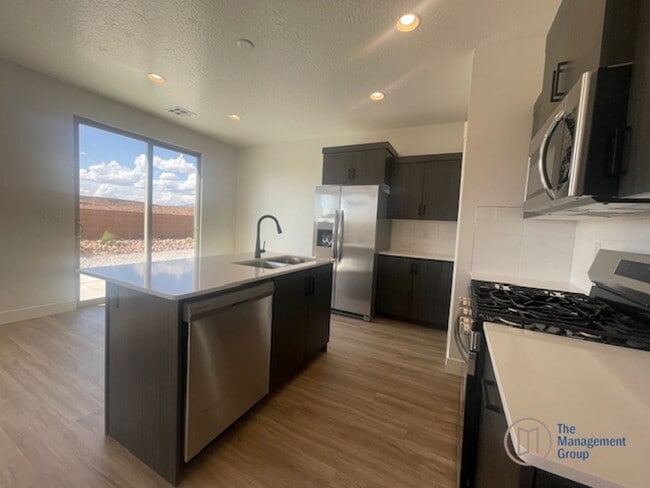 Building Photo - 4 Bedroom Desert Providence