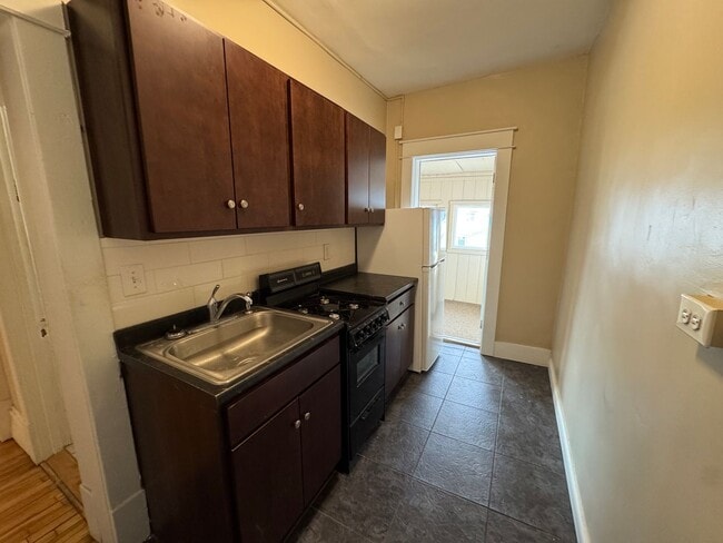 Building Photo - 1912 University Ave W