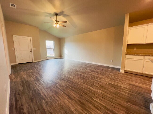 Building Photo - PRE-LEASING FOR JUNE! 3/2/2 located in Wolfforth