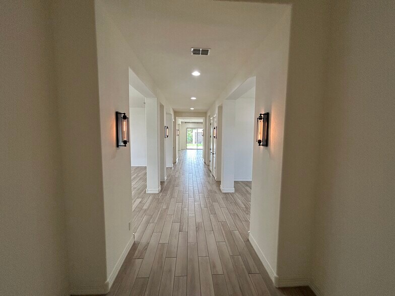 Building Photo - 1811 E Aster Pl