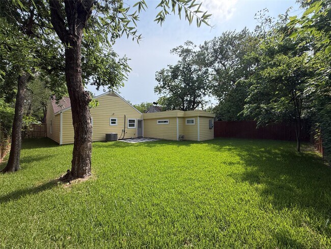 Building Photo - 4843 Culmore Dr