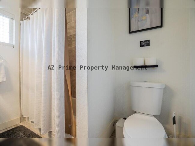 Building Photo - 1942 W Indianola Ave