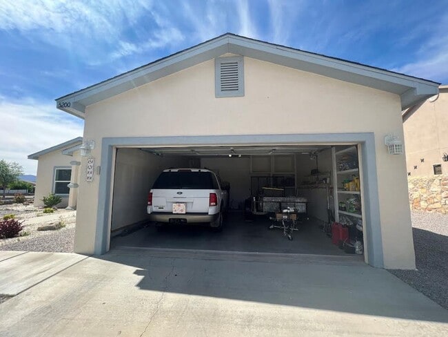 Building Photo - Beautiful 3 bed 2.5 bath home located in the Las Colinas Area!