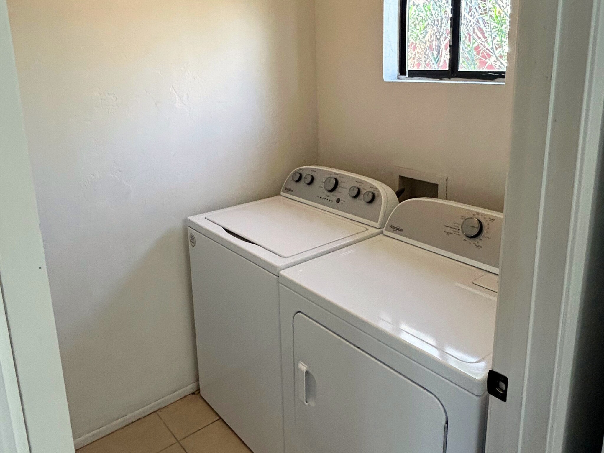 Building Photo - 815 E Lester St