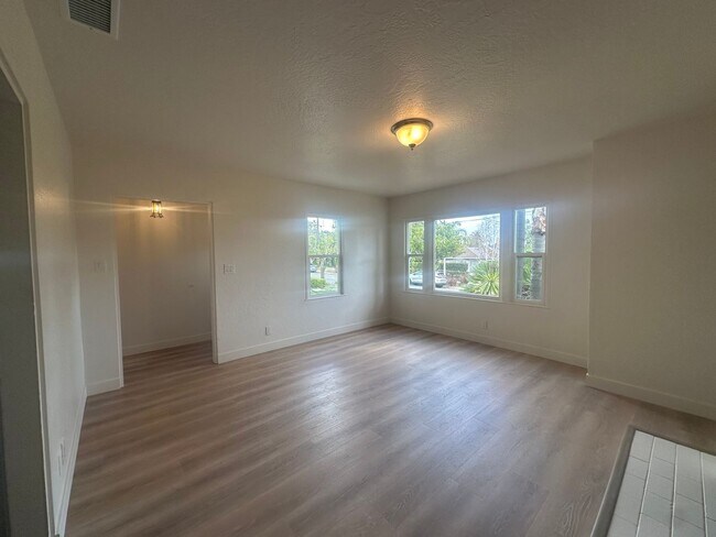 Building Photo - 413-413-413-412 Montgomery St