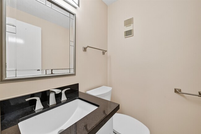 Building Photo - 1698 Creekside Dr