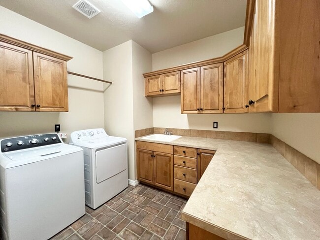 Building Photo - 5 Bed 3 Bath Bridge Tower Beauty