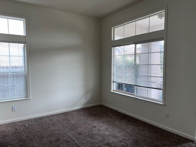 Building Photo - Single Story 3 Bedroom 2 Bathroom Home in ...