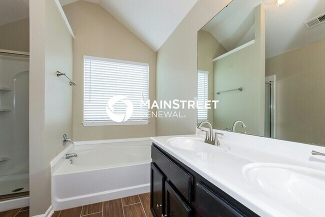 Building Photo - 3 Bedroom Pet-Friendly Home in Charlotte, NC with Main Street Renewal