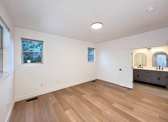 Building Photo - Modern Craftsman 4 Bedroom Home!