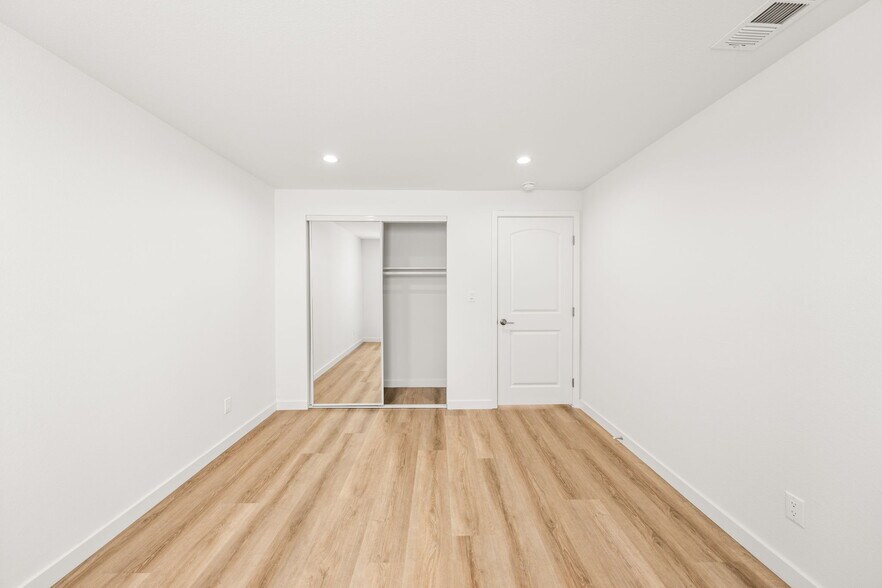 Building Photo - 4700 S Gramercy Pl