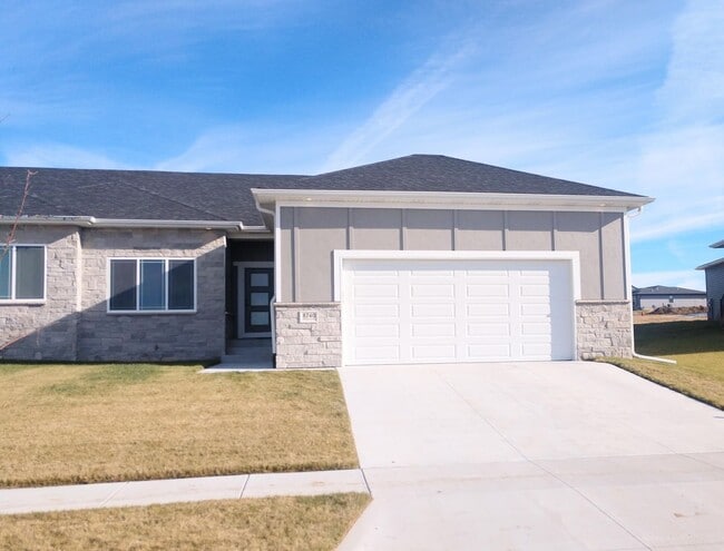 Building Photo - Beautiful Luxury Townhome