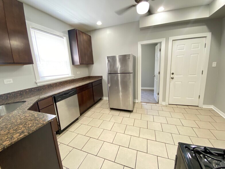 Building Photo - 2838 N Drake Ave