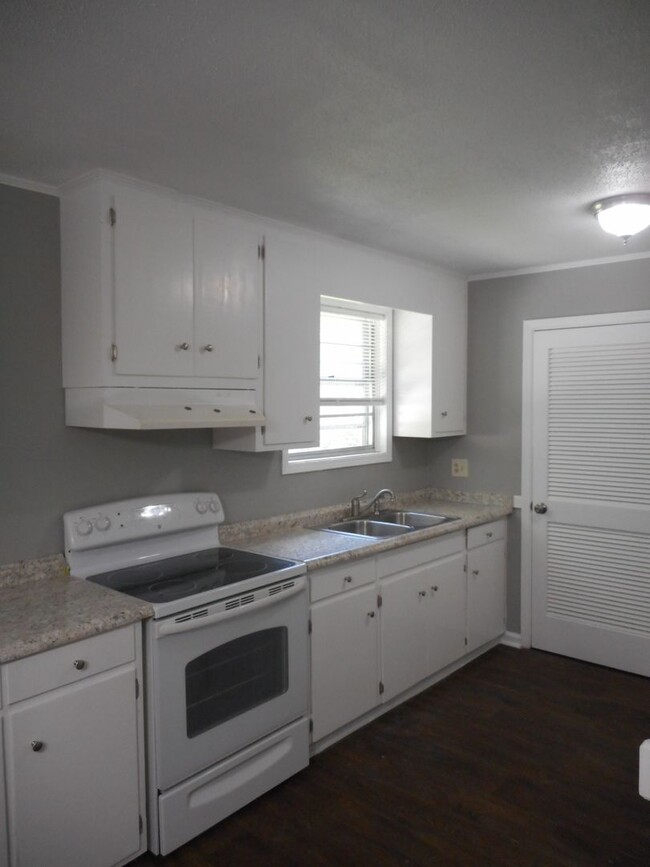 Building Photo - Charming Affordable 3-Bedroom Home Near Fo...