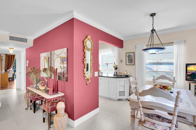 Building Photo - 810 Burgundy Q