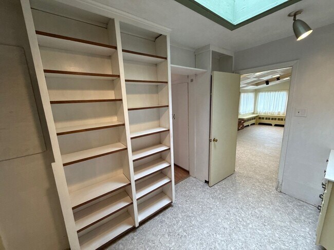 Building Photo - 1947 Marion St SE