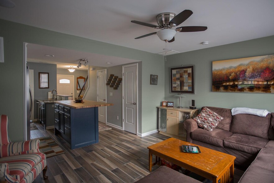 Living room looking into kitchen - 3000 Golden Rd