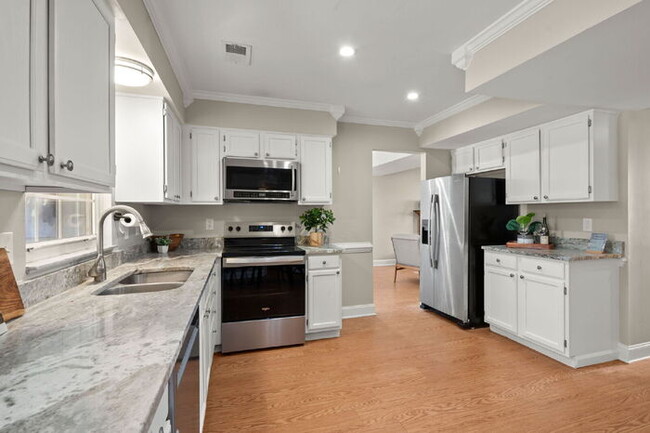 Building Photo - 2028 Wild Flower Ln