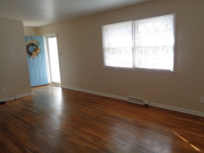 Building Photo - APPLICATION PENDING-4 Bedroom House for Rent-Close to University Parkway