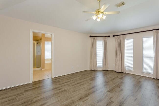 Building Photo - 21915 Rivergate Ct