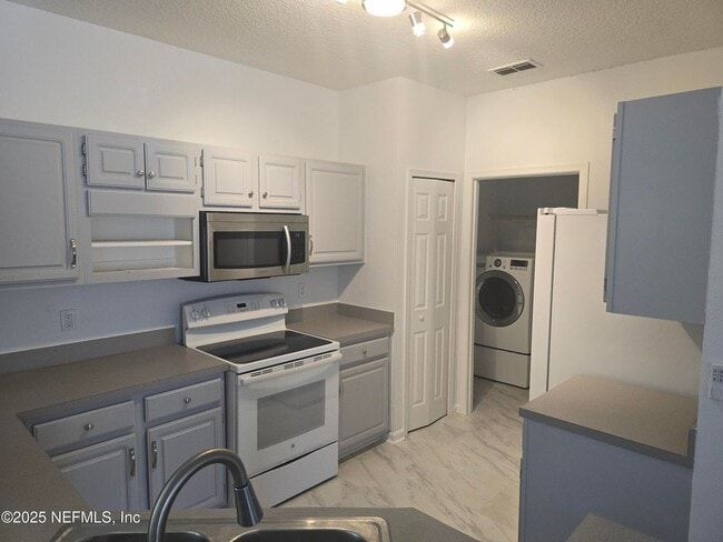 Building Photo - Nice 3/2 Condo