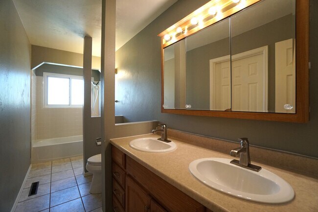 Building Photo - 1822 Wooten Rd