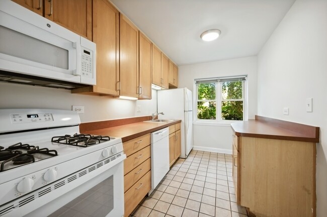 Building Photo - 205 Custer Ave