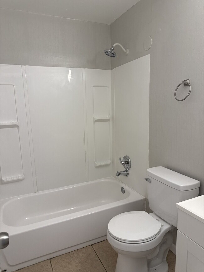 Building Photo - 2 bedroom 1 bath available immediately