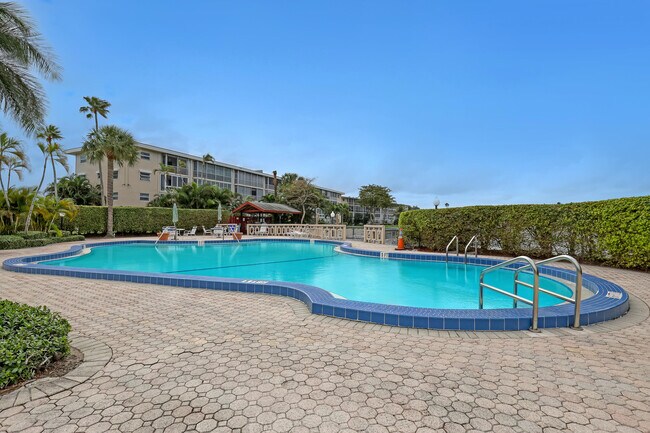 Building Photo - 2687 Garden Dr N