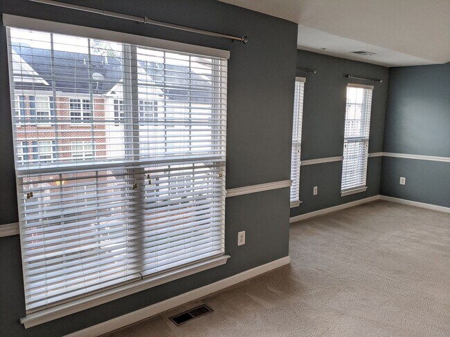 Building Photo - 3 Level townhouse in Frederick available e...