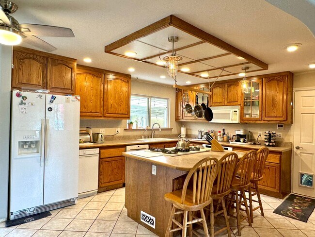 Building Photo - Lovely one level home in Northwest Santa R...