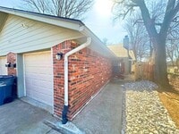 Building Photo - 910 NW Dearborn Ave