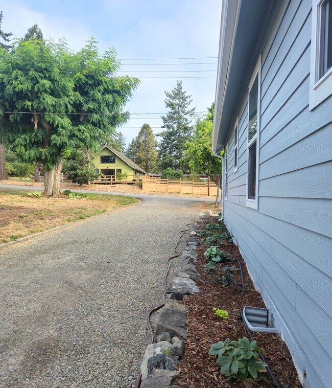 Building Photo - Newly Remodeled 2 Bedroom Home & ADU For R...