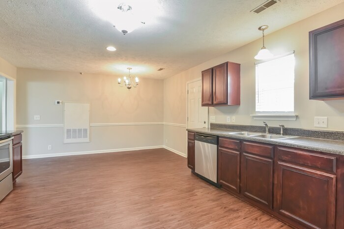 Building Photo - 956 Tom Hailey Blvd