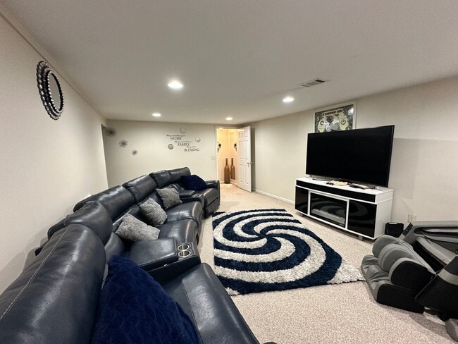 Building Photo - 3 bedroom, 2 Full Bathroom Single Family H...
