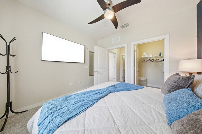 Building Photo - 1702 W Cleveland St