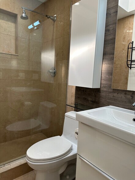 Building Photo - 1008 NE 11th St