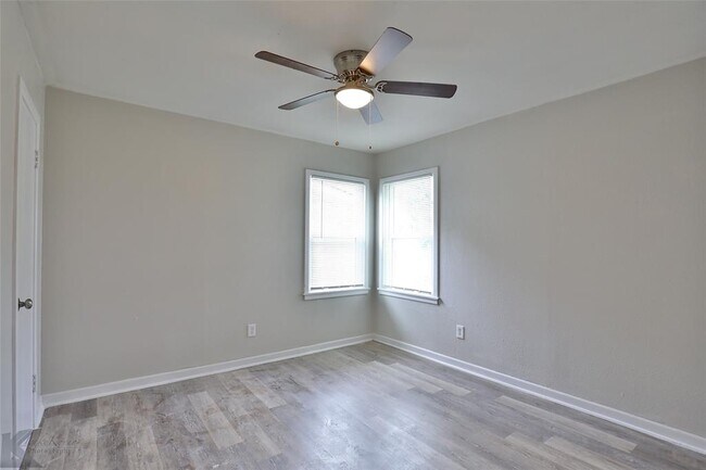 Building Photo - 1202 S San Jose Dr