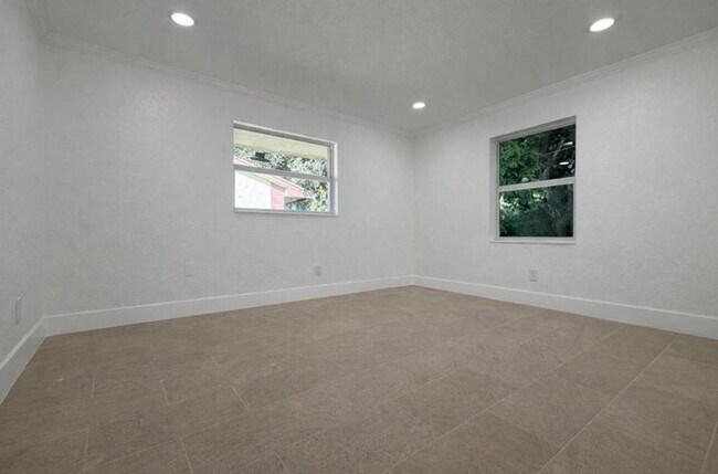 Building Photo - 736 Neil Rd