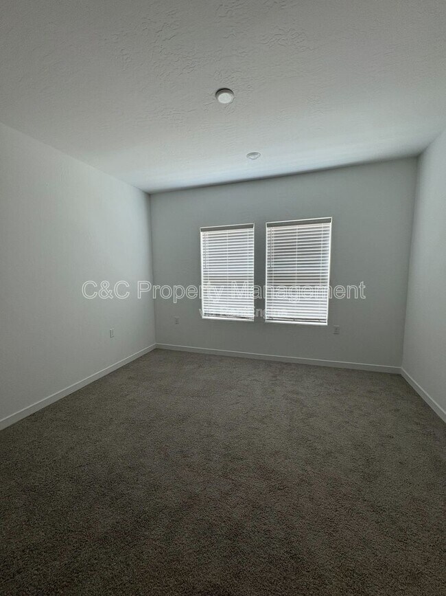 Building Photo - 1024 Deerhorn Dr W
