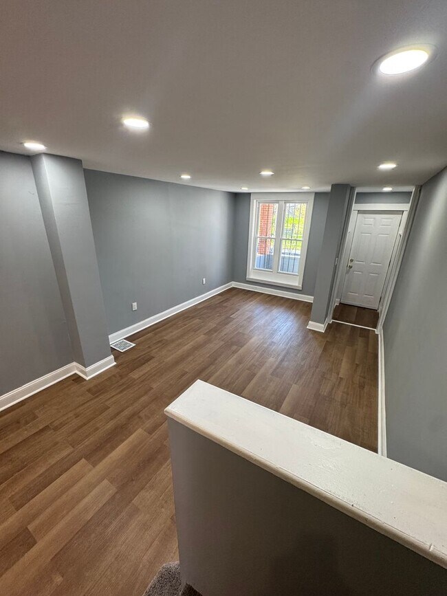 Building Photo - Charming Rowhome with Modern Touches in Ea...
