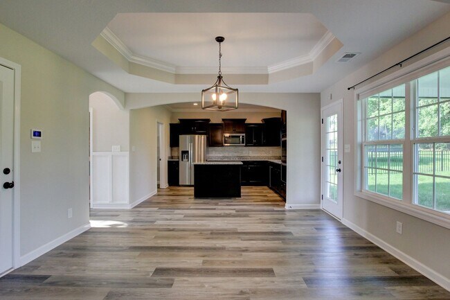 Building Photo - Huge 5 bed 3 ba.  Gorgeous House Near Post...
