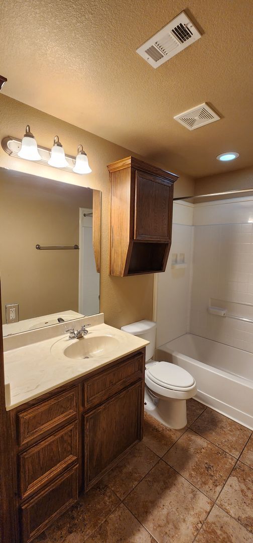 Building Photo - Beautiful 2 Bedroom / 2 Bath Duplex – Off ...