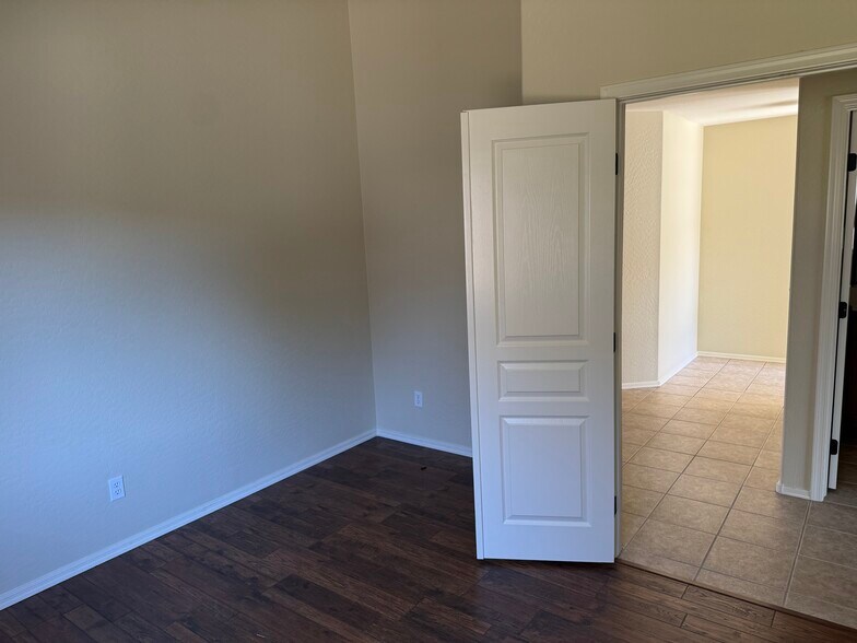 3rd bedroom or office with vaulted ceiling - 1611 Addington Dr