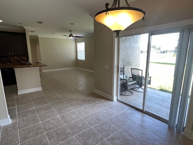 Building Photo - Country Chase