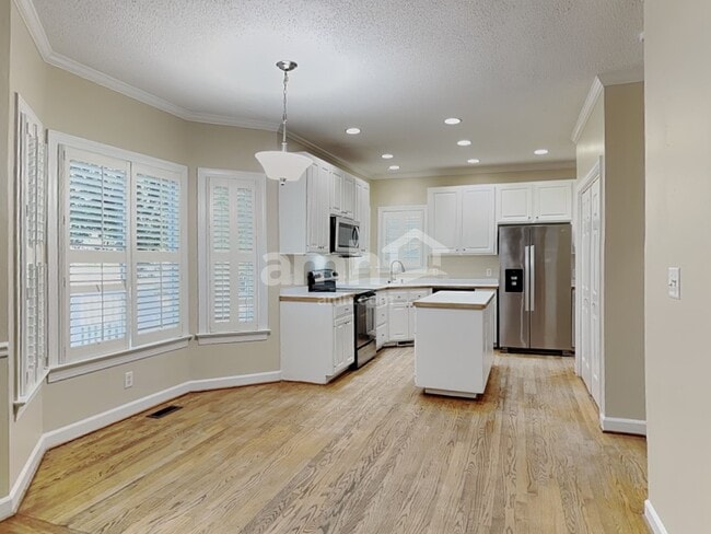 Building Photo - 901 Birkdale Dr