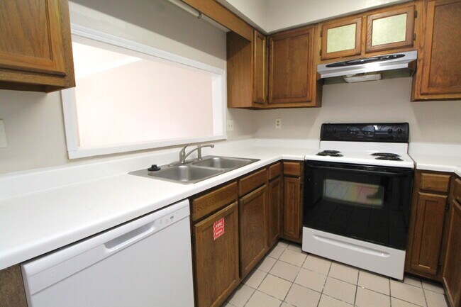 Building Photo - Charming Townhome with Fireplace & Fenced ...