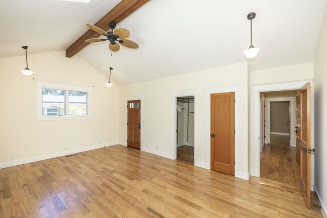 Building Photo - Lovingly Maintained 5 Bed, 3.5 Bath Execut...