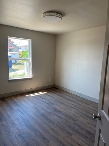 Building Photo - 608 S Jackson St