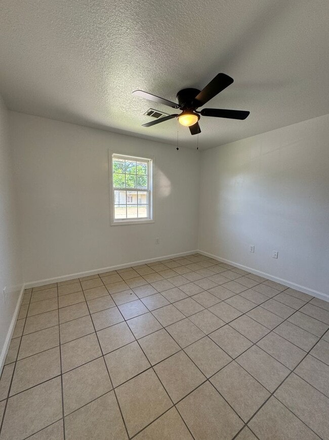 Building Photo - 2 BED / 1 Bath Apartment in Truman.  READY NOW!